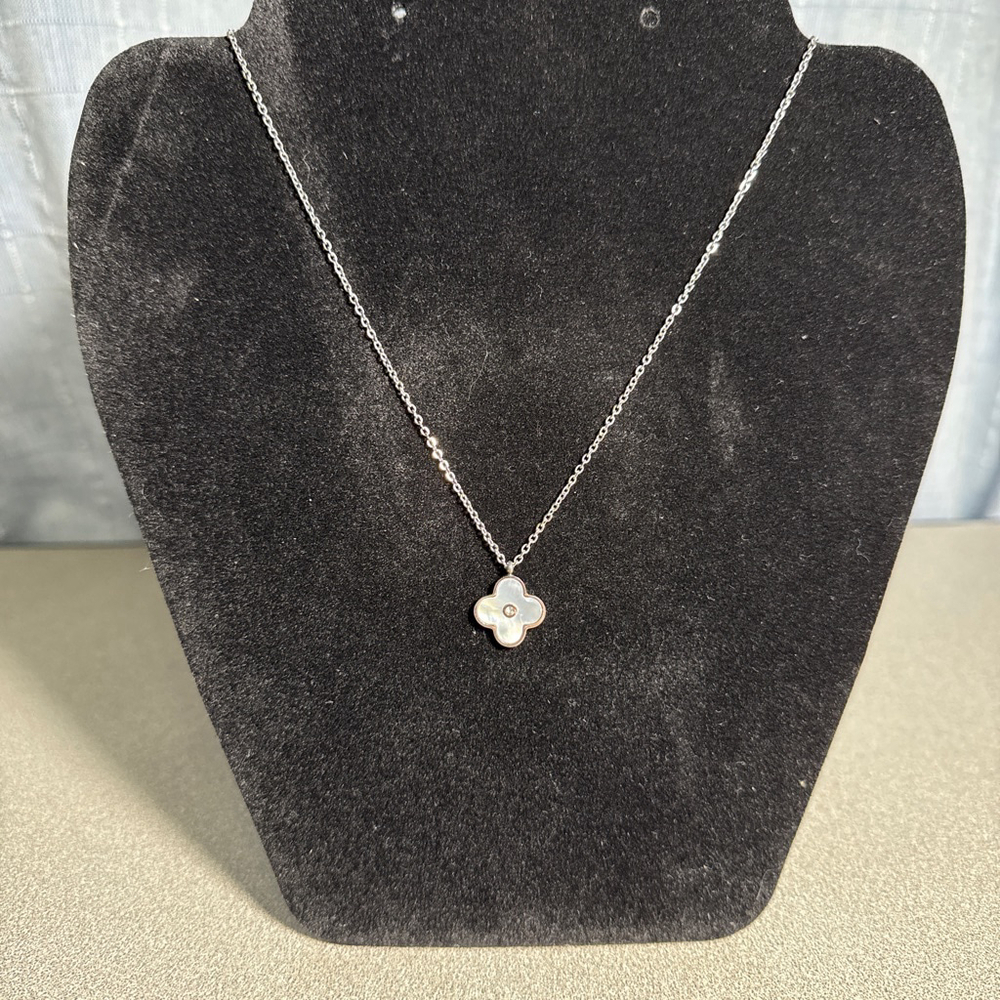 Women's Unbranded Silver Chain Necklace with White Clover Pendant, One Size - Picture 2 of 4